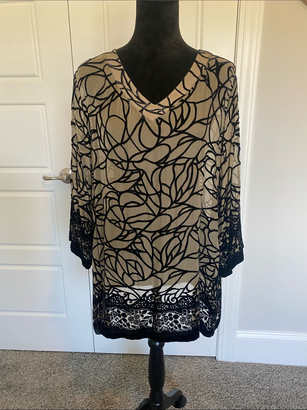 Women’s Beige and Black V-Neck Tunic Top